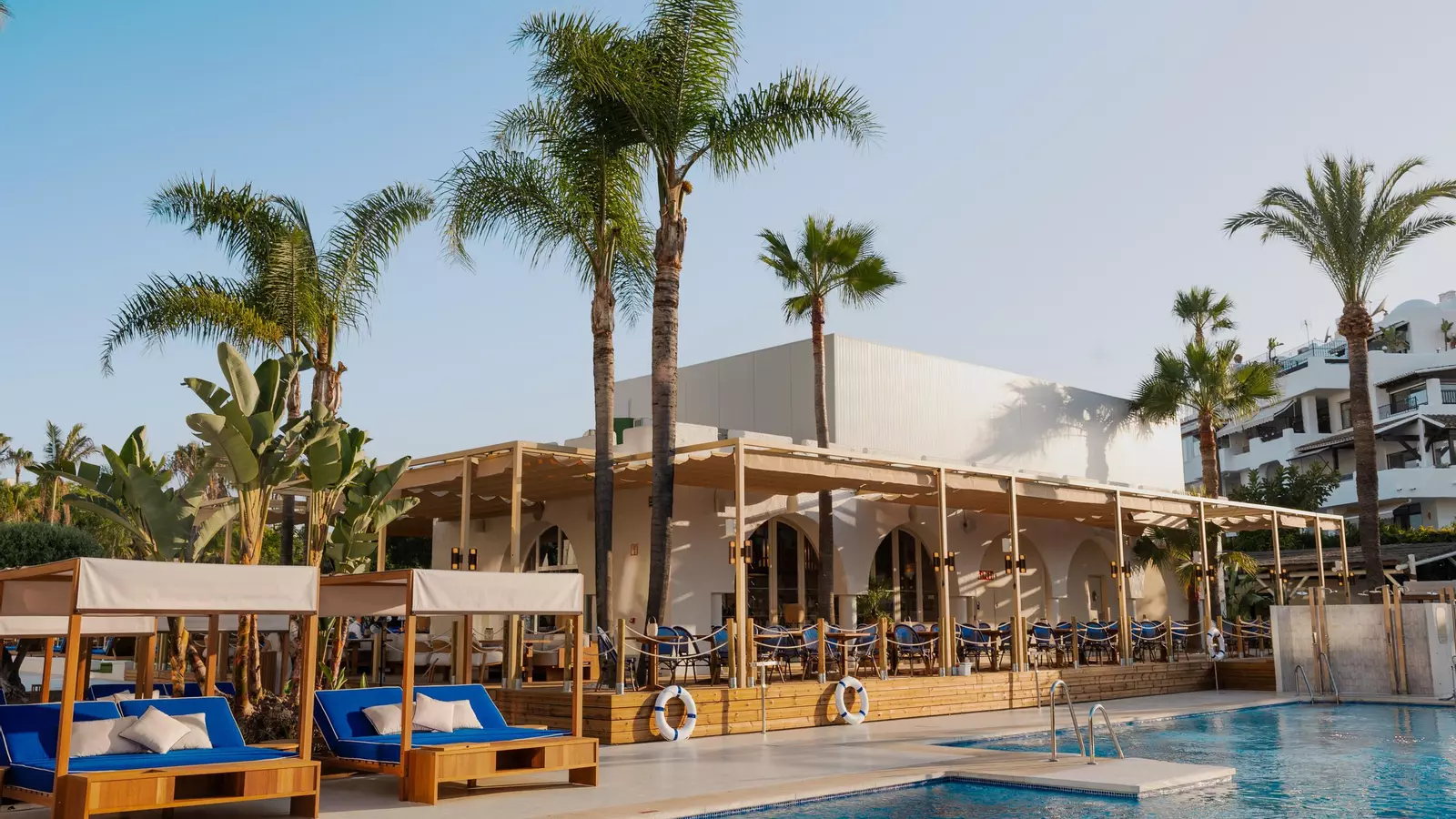 Un club de piscina de otro planeta aterriza en Marbella: lujo, sol y sabor en estado puro