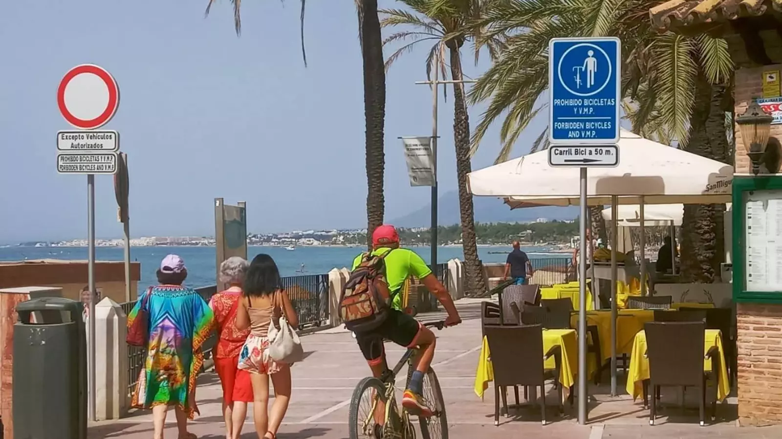 Marbella limita el uso de bicicletas y patinetes en el paseo marítimo en verano