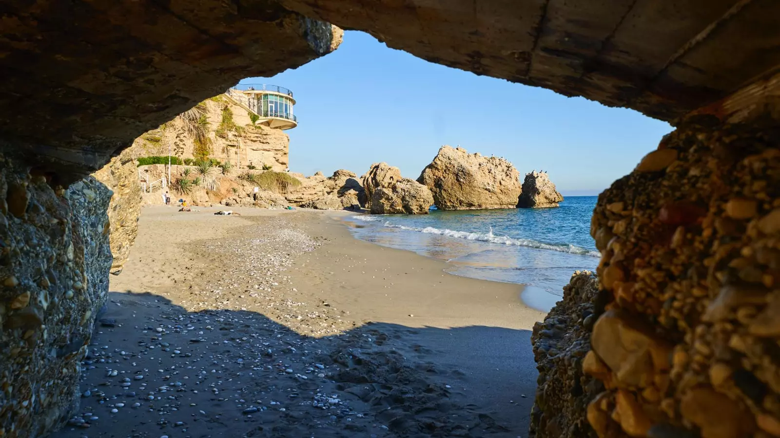 Estas playas de Málaga son tan pequeñas… que te sentirás como si fueran solo para ti