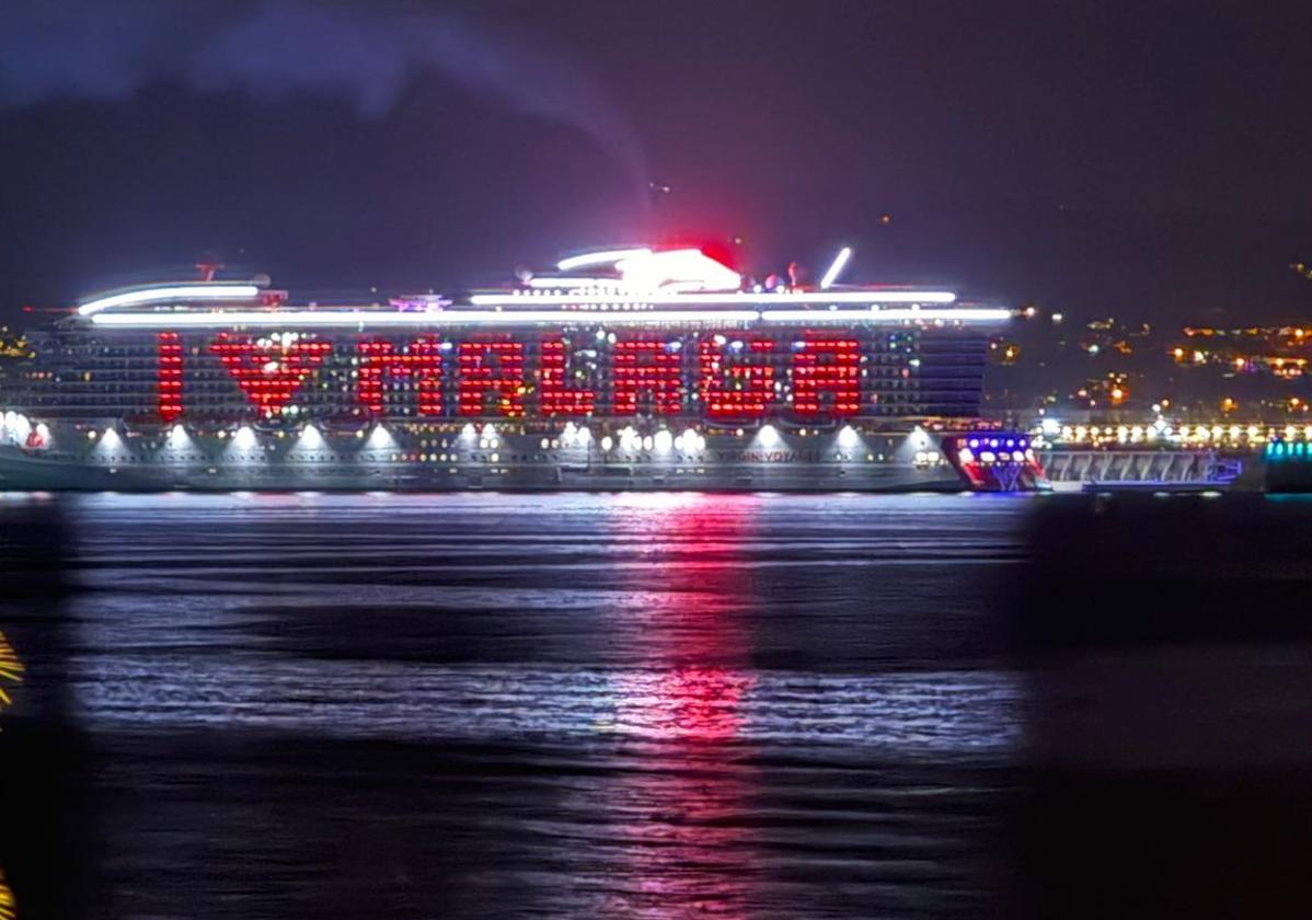 El crucero de Virgin se despide de la Bahía con un cariñoso mensaje a Málaga