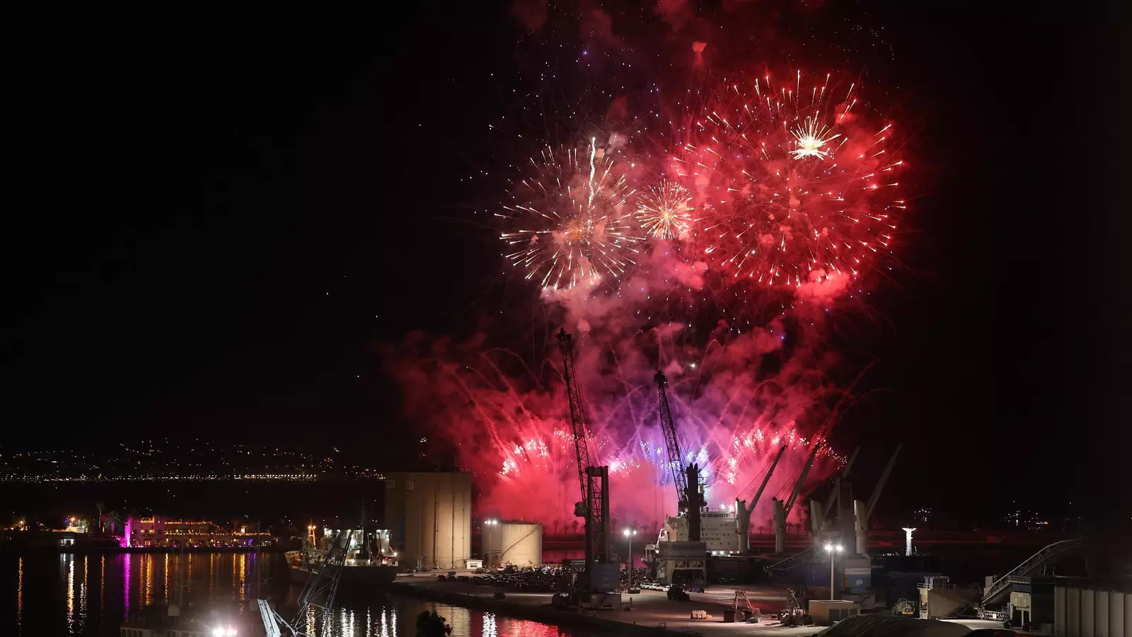 El cielo de Málaga se viste de fiesta: la Feria 2025 arranca con el espectáculo de drones y fuegos artificiales