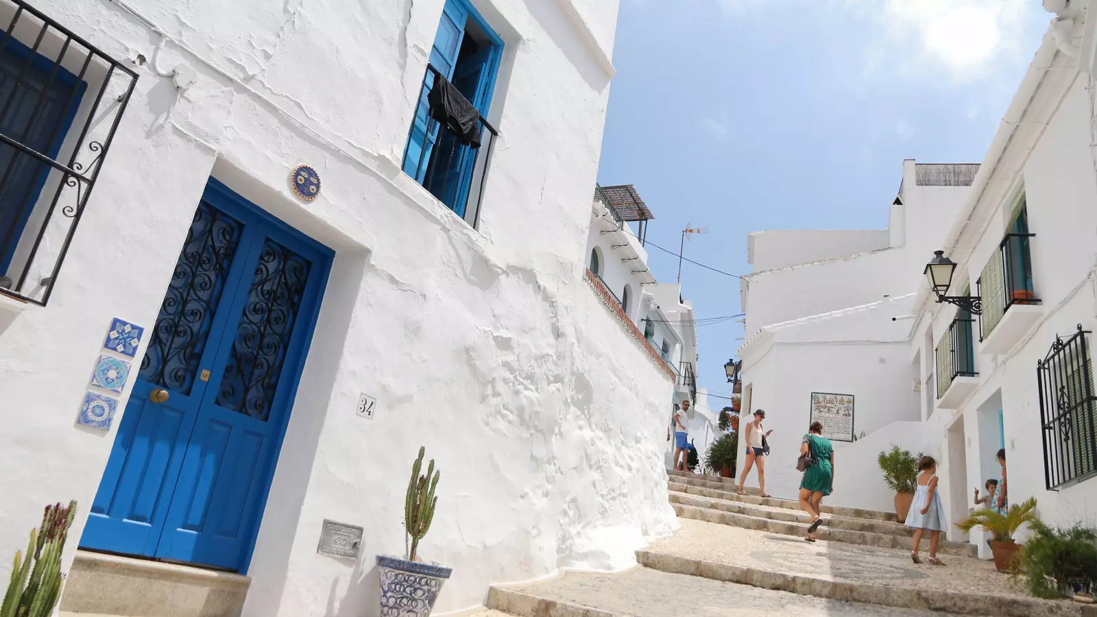 Ni Mykonos ni Santorini, este es el pueblo de ensueño del verano y está en Málaga