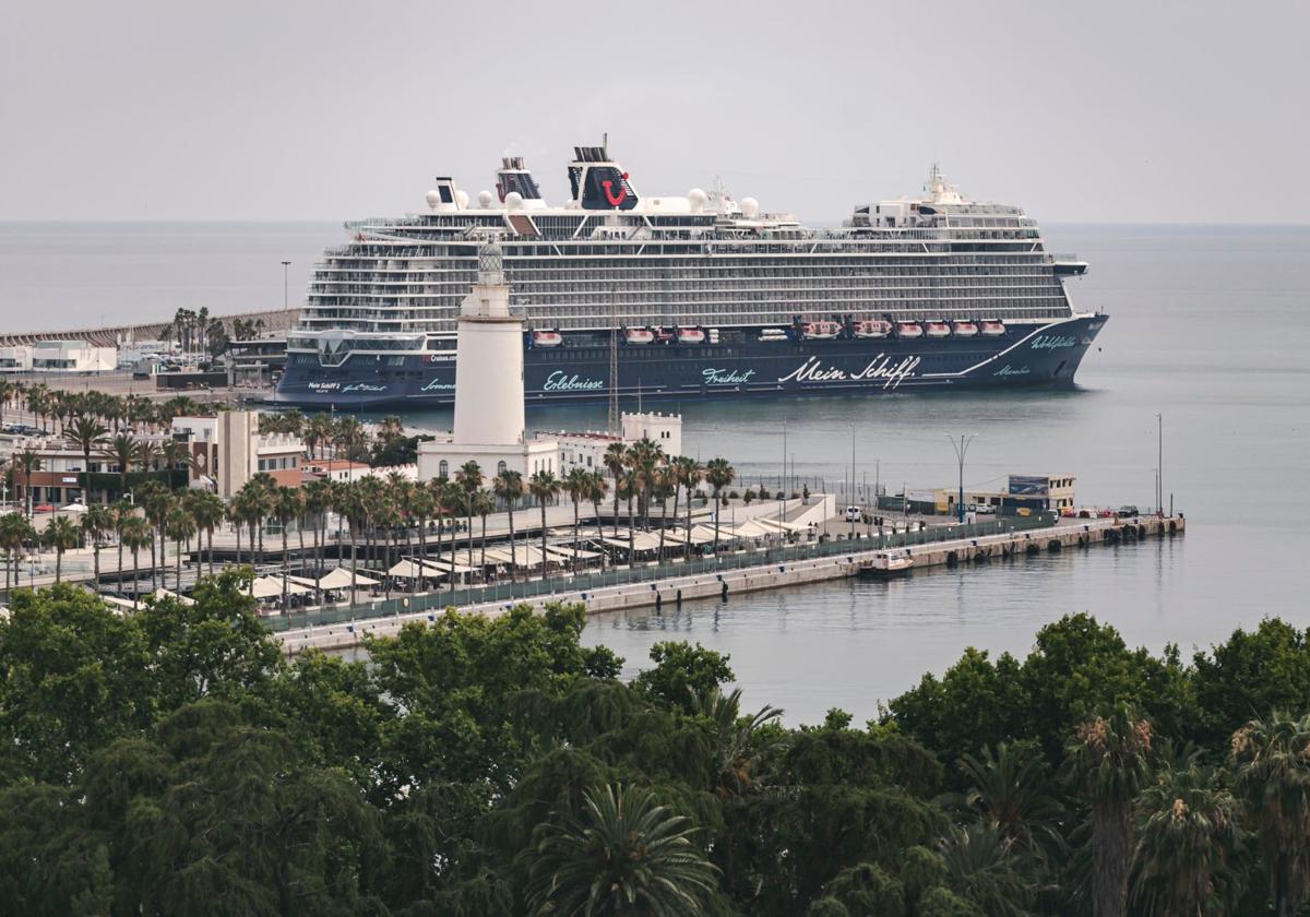 El puerto de Málaga recibe una decena de cruceros en la segunda quincena de agosto