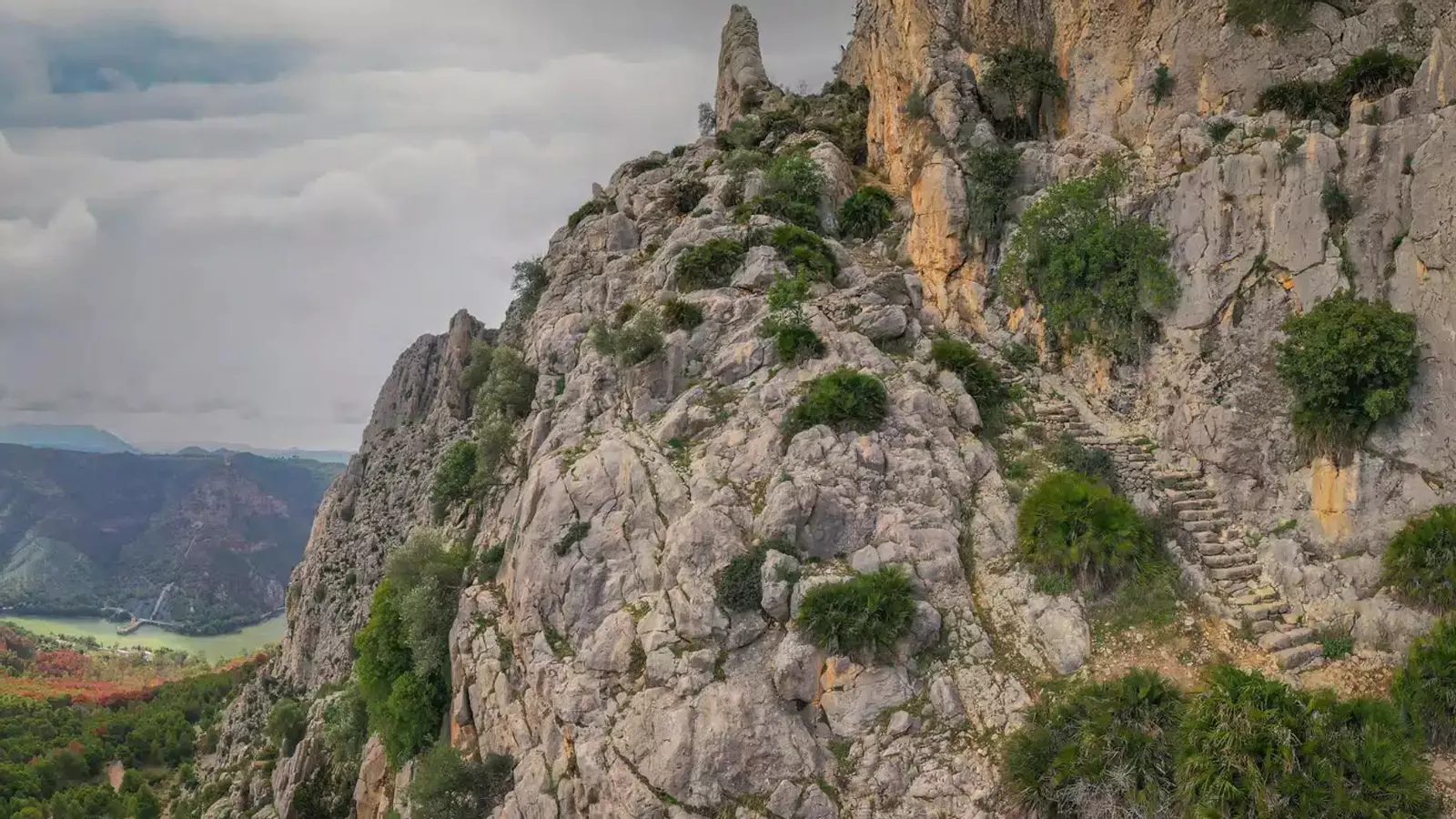 La misteriosa ‘Escalera Árabe’ de Málaga: 256 peldaños que te llevan a uno de los paisajes más increíbles de España