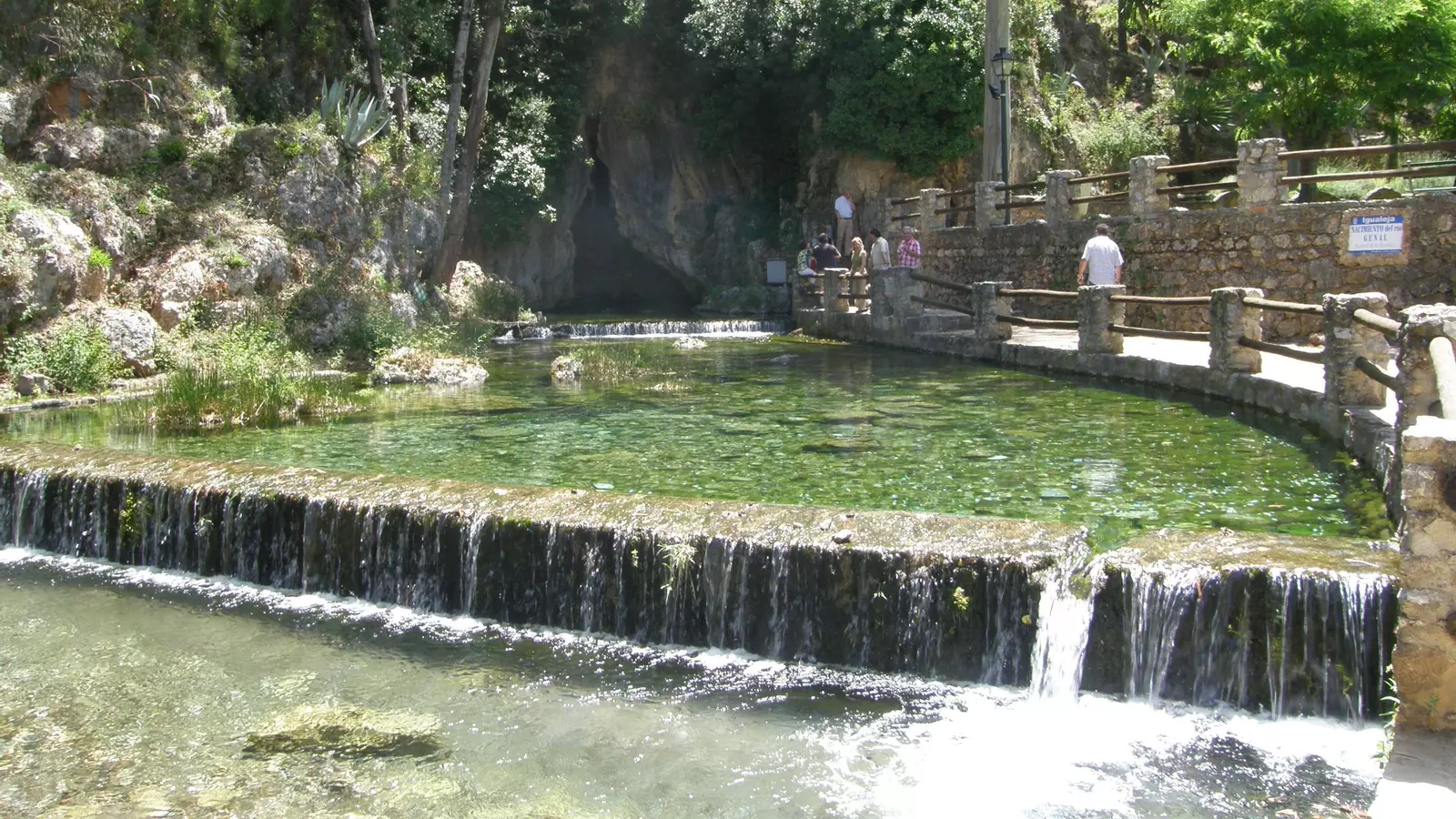 El pueblo de Málaga más fresquito donde el agua brota de las entrañas de la sierra creando un monumento natural único
