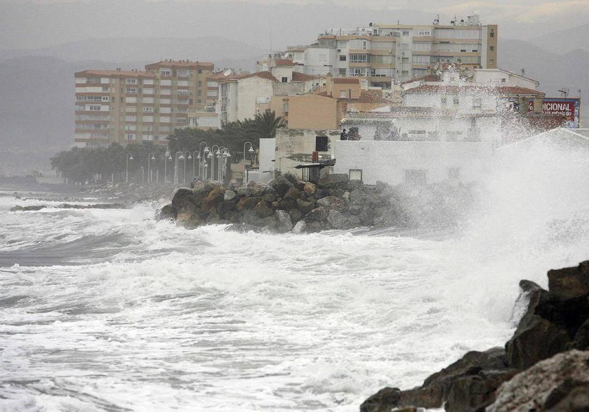Aviso amarillo por fuerte viento y olas en todas las playas de Málaga