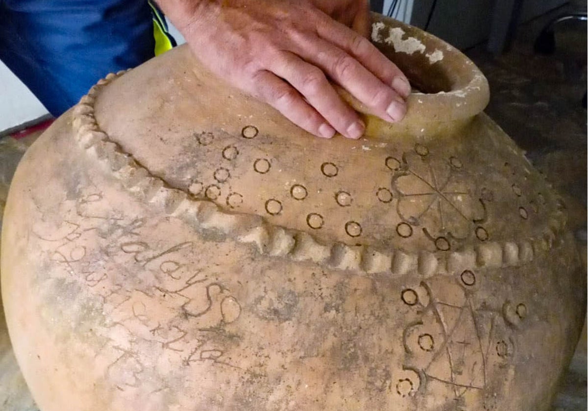 La curiosa historia de las ánforas con el símbolo de las tres culturas halladas en Frigiliana