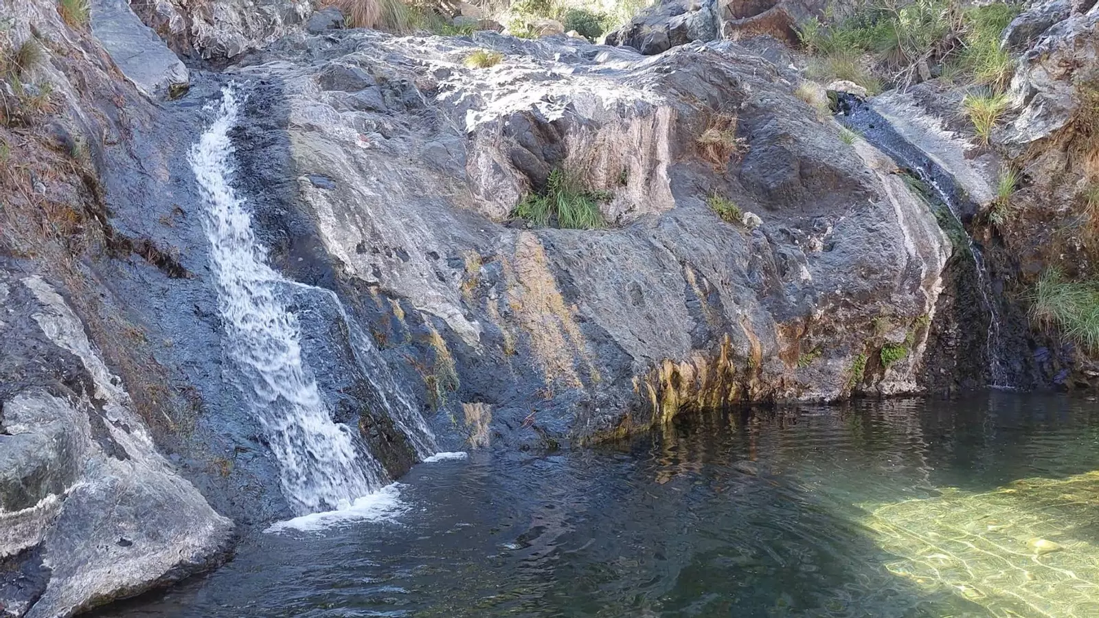 El oasis más refrescante de Málaga: un baño entre cascadas y pinares en esta piscina natural 'encantada'