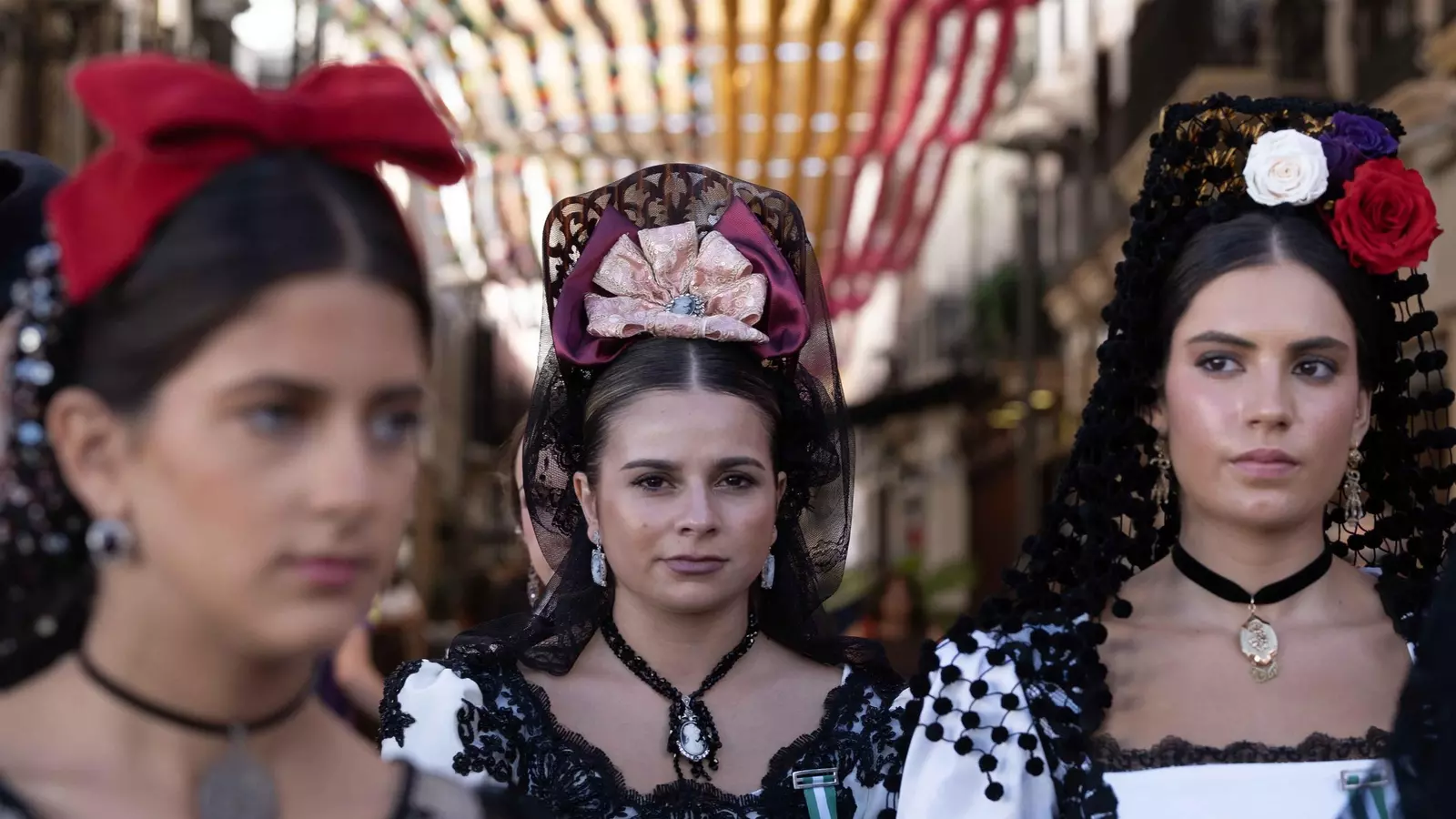 Las damas goyescas de Ronda, tradición y belleza, anticipan la Feria