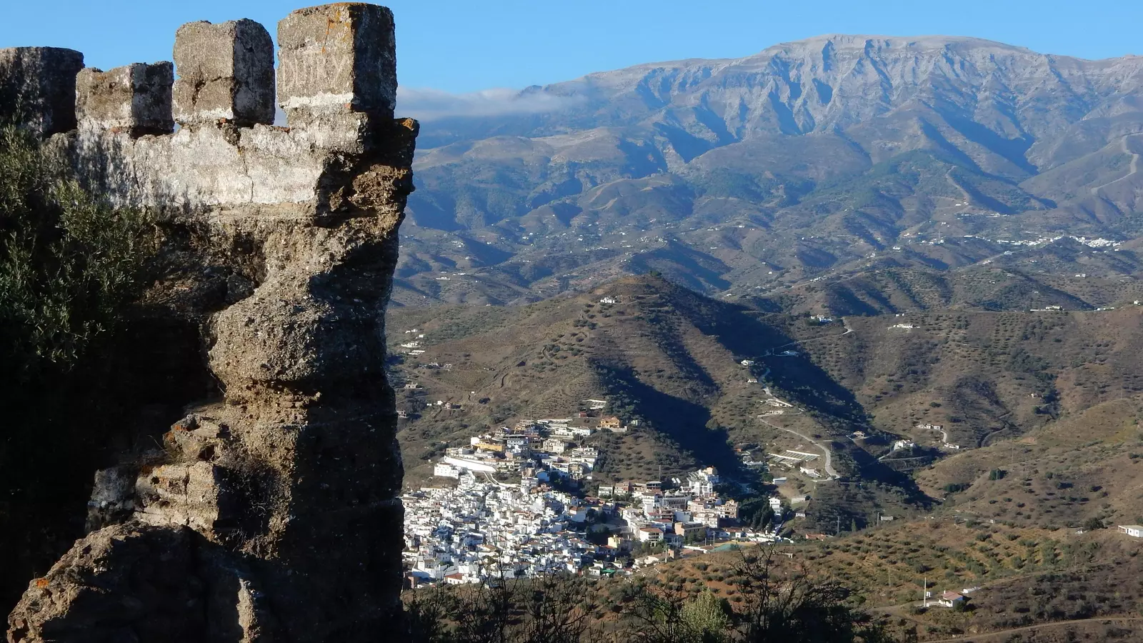 El castillo perdido, la torre olvidada y la cumbre con vistas a África: descubre cuatro de los rincones más recónditos y secretos de Málaga