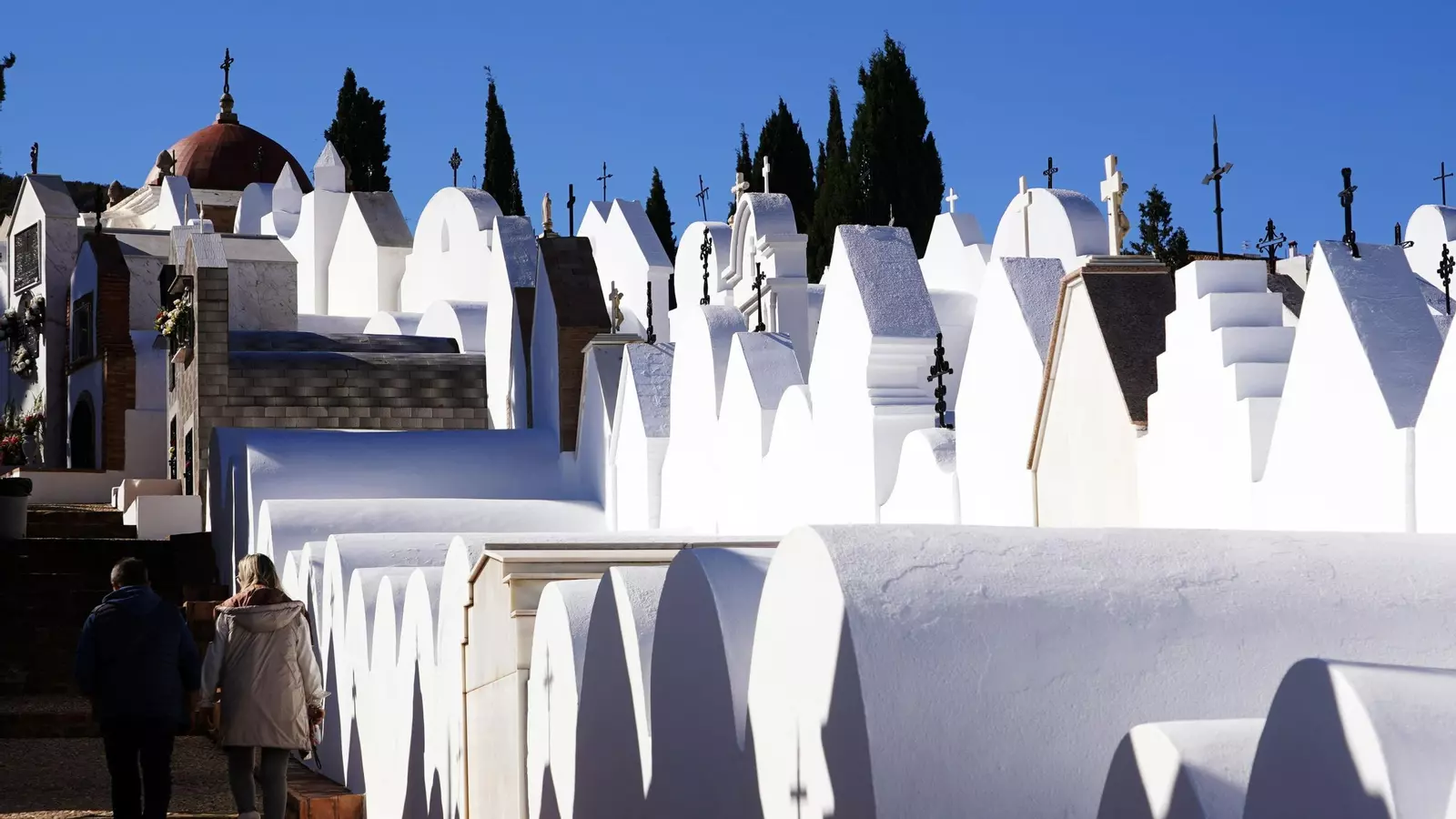 El pueblo de Málaga que deja alucinando a los expertos en viajes: tiene uno de los cementerios más extraños de toda España