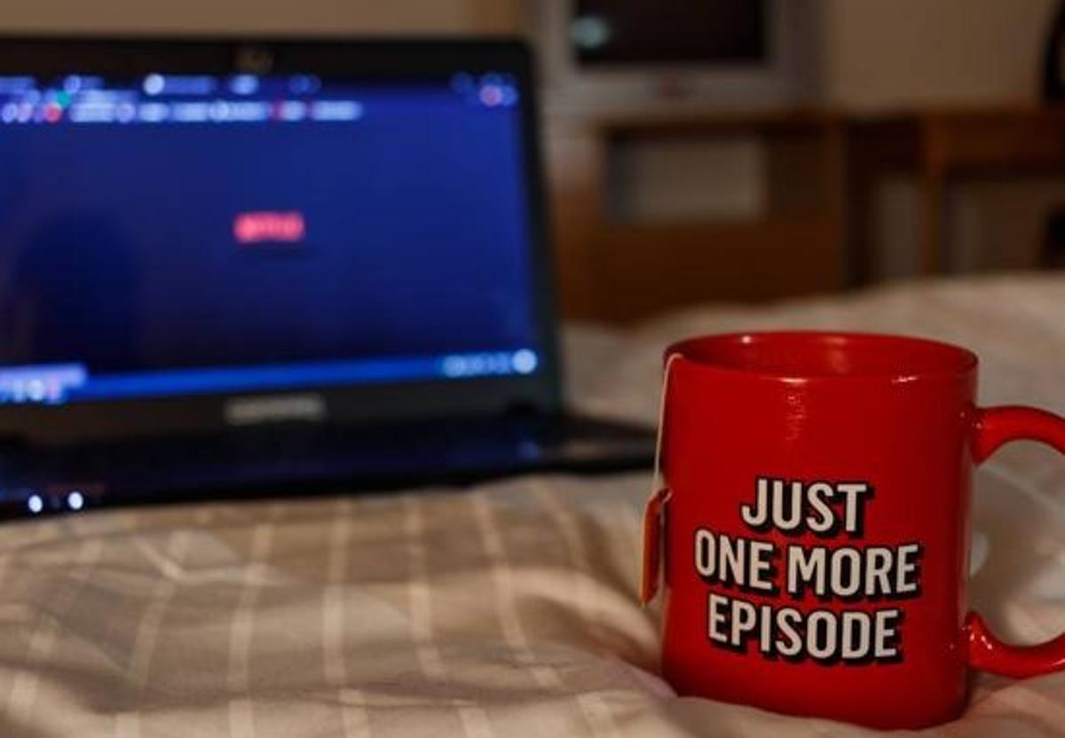 Ojo con la 'memoria de pez' y el 'efecto túnel': expertos alertan de los riesgos de los atracones de series