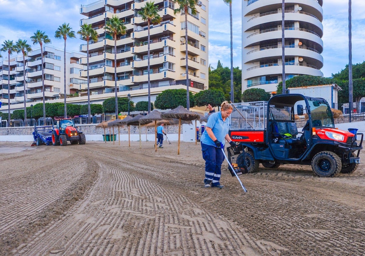 Marbella refuerza el mantenimiento de las playas con un nuevo plan con servicios todo el año