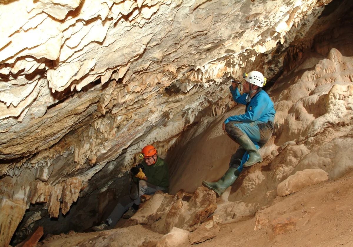 Marbella se adhiere a la candidatura de las cuevas malagueñas a Patrimonio de la Unesco
