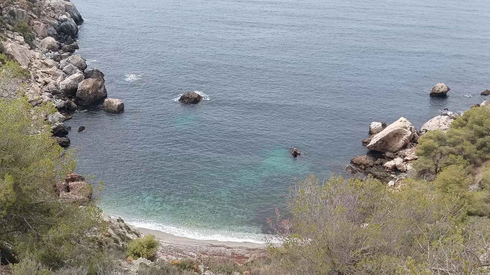 Poca gente en agosto, casi nadie en septiembre: la cala de Málaga que encontrarás vacía los últimos días de playa